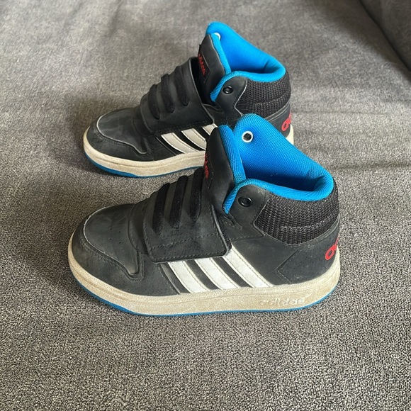 Small adidas shoes  (9K size) - Picture 5 of 7